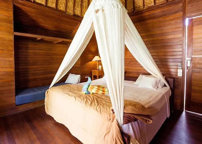 Adi Bungalow レンボンガン島